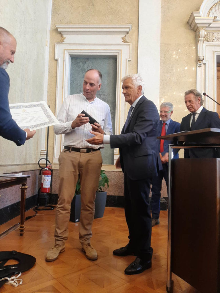 Conferimento del Tridente d'Oro a Rick Stanton (UK) per aver coordinato e realizzato nel 2018 il salvataggio di 13 ragazzini di una squadra di calcio, rimasti intrappolati da un’inondazione nella grotta di Tham Luang, in Thailandia.