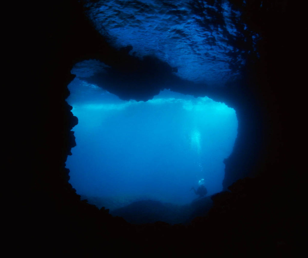 Capo Murro di Porco - Area Protetta del Plemmirio (Siracusa), grotta.