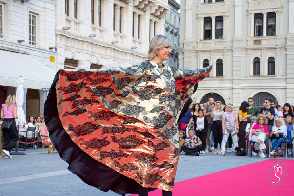 Sfilata di moda della visual artist, fotografa e scrittrice Qing Yue.