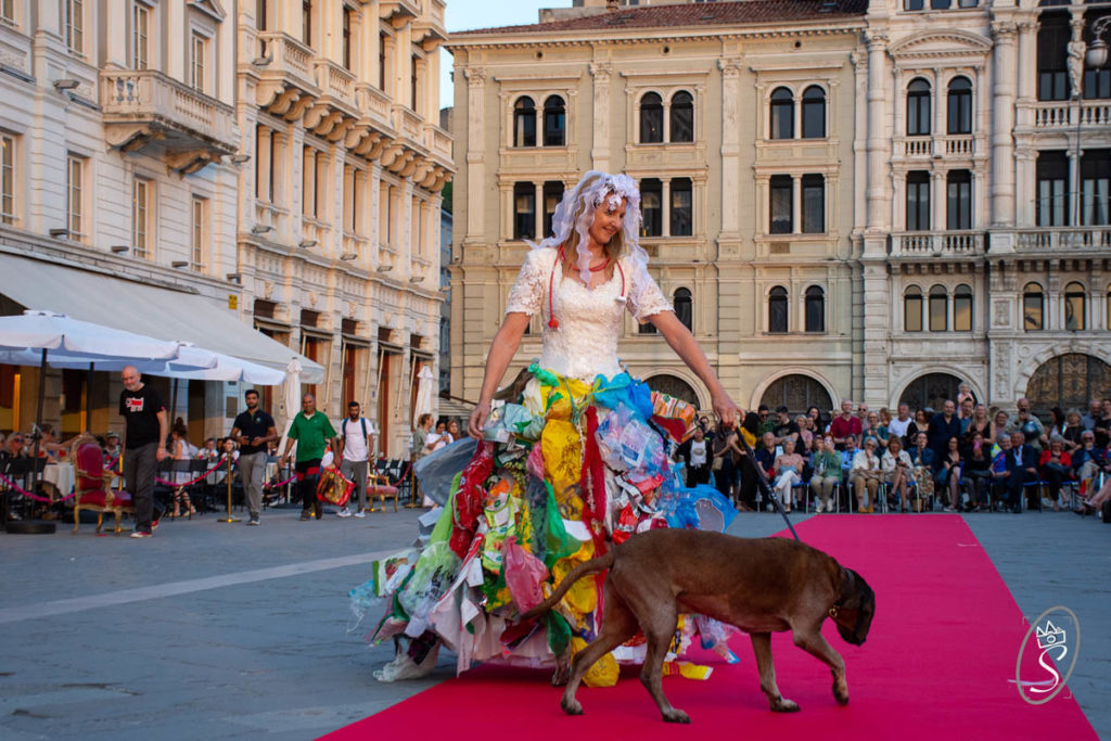 Sfilata di moda della visual artist, fotografa e scrittrice Qing Yue.