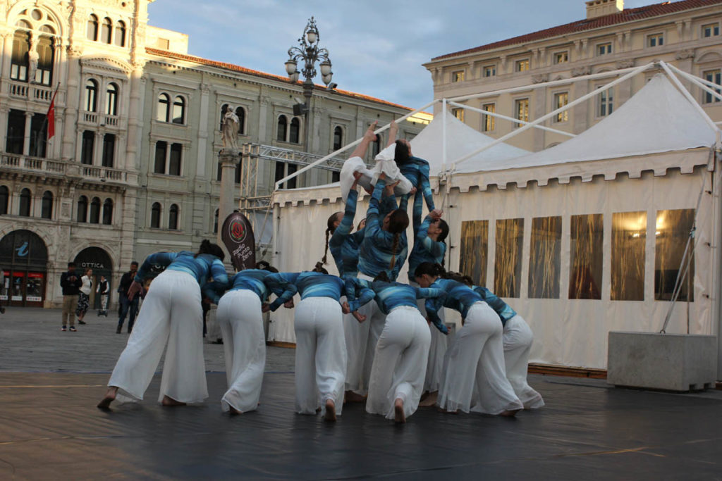 GeA Danza, diretta dalla talentuosa coreografa Ambra Cadelli, in questo spettacolo unico e partecipatissimo, la danza si è fusa con il tramonto sul mare di Trieste.