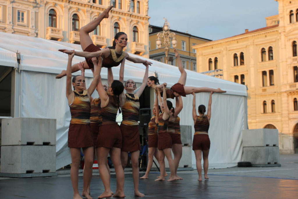 GeA Danza, diretta dalla talentuosa coreografa Ambra Cadelli, in questo spettacolo unico e partecipatissimo, la danza si è fusa con il tramonto sul mare di Trieste.