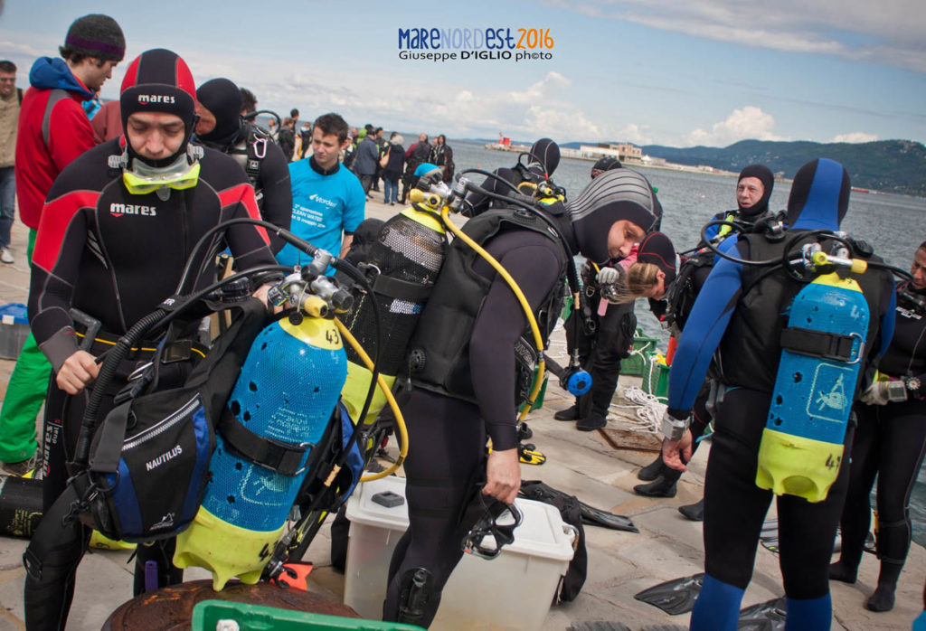 Preparativi per la pulizia dei fondali presso il Molo Audace - 2016