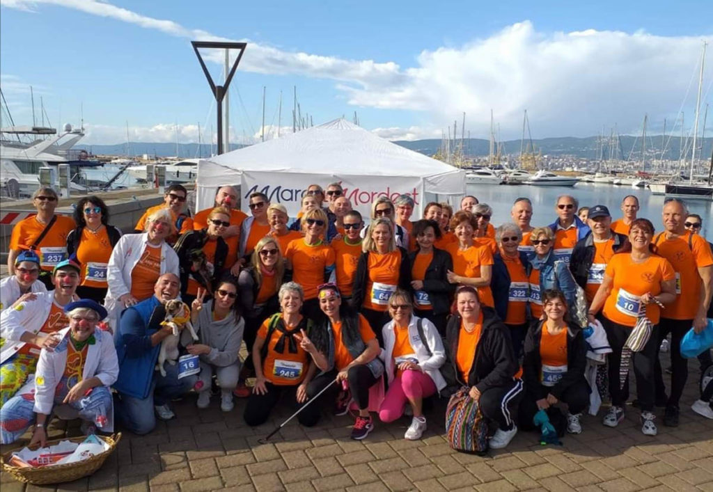 Folto gruppo di atleti che hanno partecipato alla corsa Mujalonga sul Mar 2019.