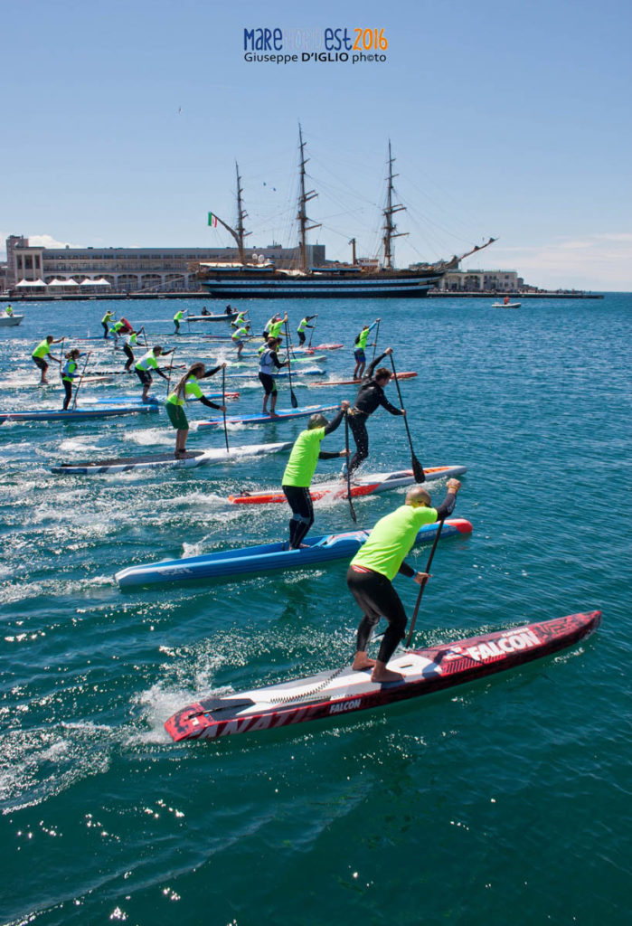 Partenza della gara di Stand Up Paddle (SUP), 2016.