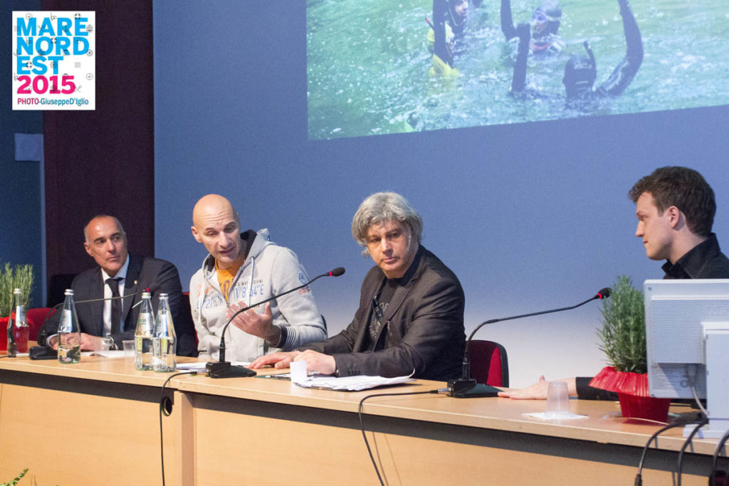 Gianluca Genoni (secondo da sinistra), pluripremiato campione mondiale di apnea con numerosi titoli e record internazionali in vari assetti, presenta la sua esperienza a Mare Nordest 2015.