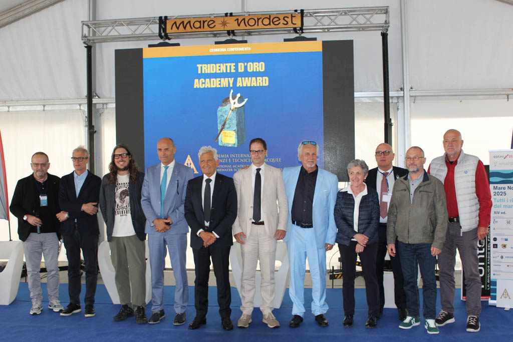 Foto di gruppo dei Tridenti d'Oro presenti a Trieste nel 2025
