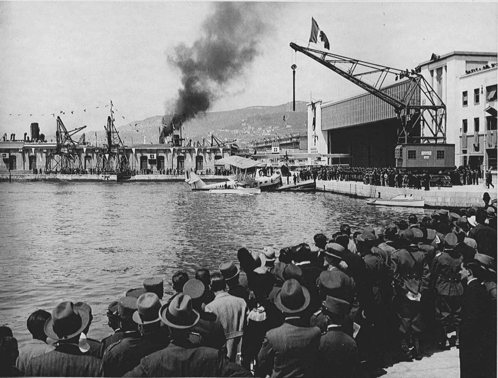 24 maggio 1933 dalle rive la folla assiste alla cerimonia dell'innaugurazione dell'idroscalo triestino, ora sede della Capitaneria di Porto di Trieste