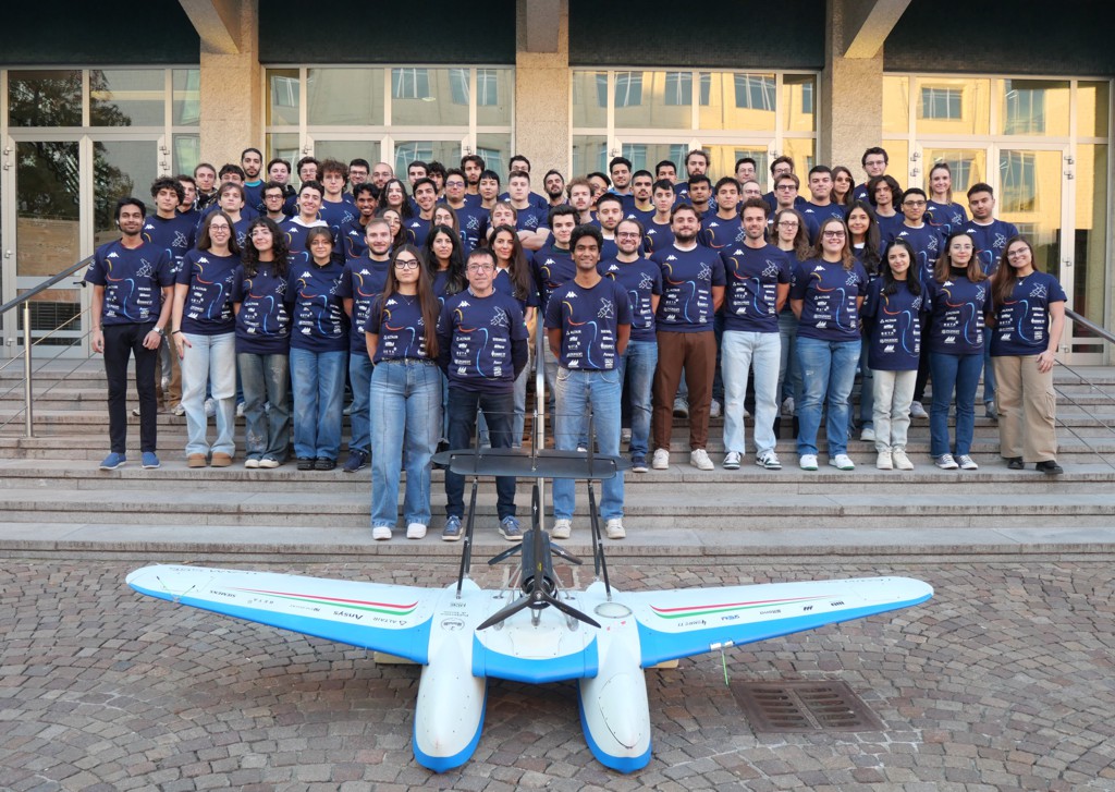 Il Team di S55 con il loro modello di idrovolante in veste modernaIl Team di S55 con il loro modello di idrovolante in veste moderna